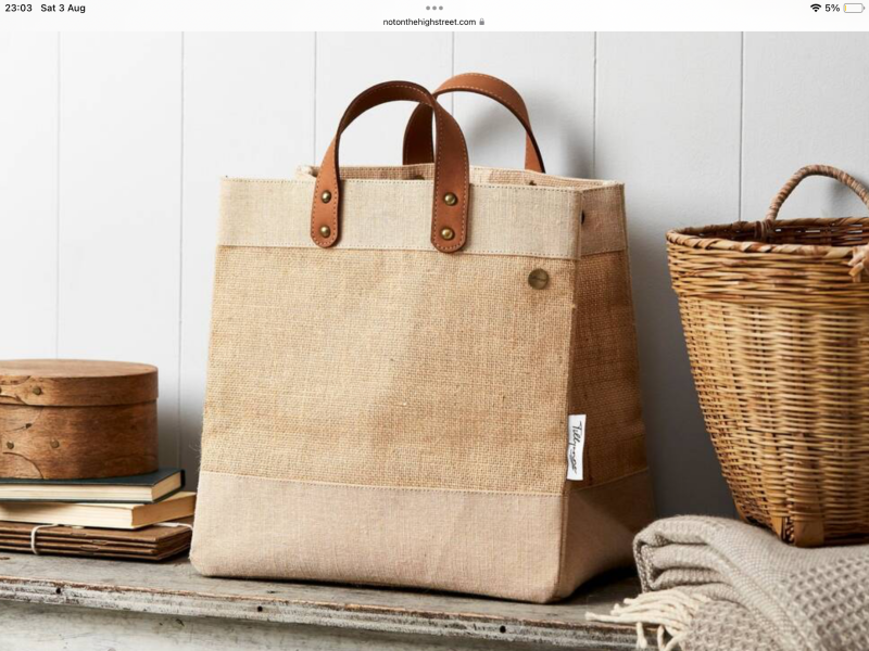 Medium sized flat bottomed bag.