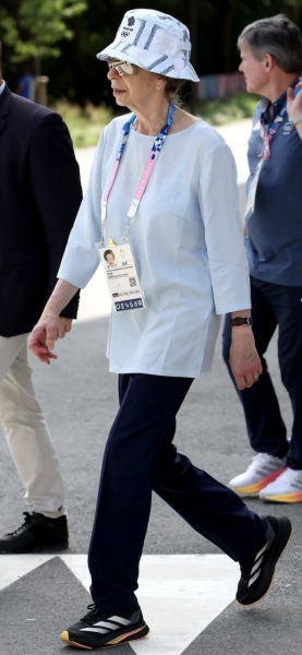 Royal Style: Diamonds are a Queen's best friend..