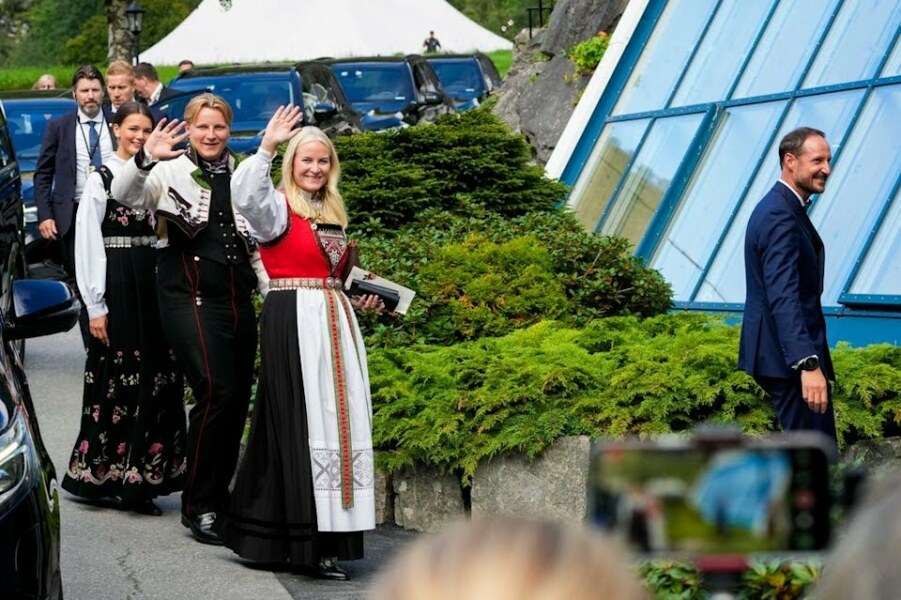 Royal Style: Diamonds are a Queen's best friend..