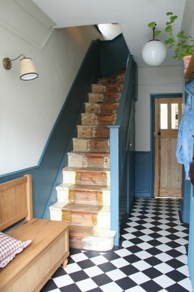 How would you do this picture rail? (Stair well)
