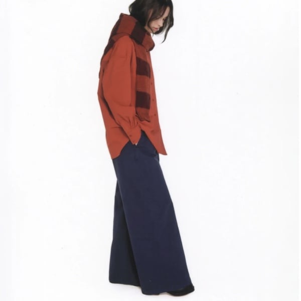 Please find me a modern, comfy pair of trousers that I can wear to college with trainers