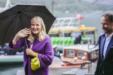 Royal Style: Diamonds are a Queen's best friend..