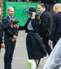 Royal Style: Diamonds are a Queen's best friend..