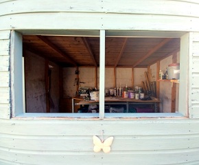 Replacing shed windows glass? DIY query (with pics)