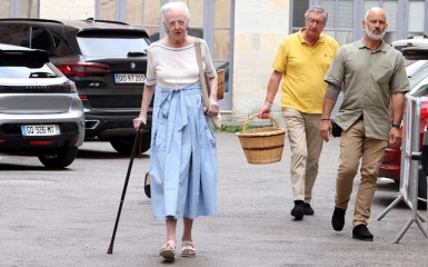 Royal Style: Diamonds are a Queen's best friend..