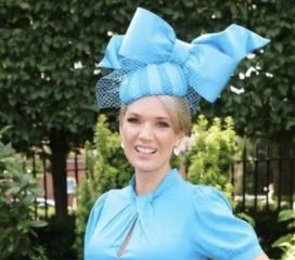 What colour fascinator, shoes & bag with this dress?