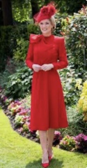 What colour fascinator, shoes & bag with this dress?