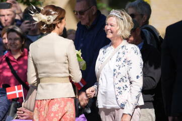 Royal Style: Diamonds are a Queen's best friend..