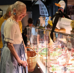 Royal Style: Diamonds are a Queen's best friend..