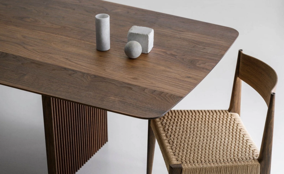 Dining table without grooves