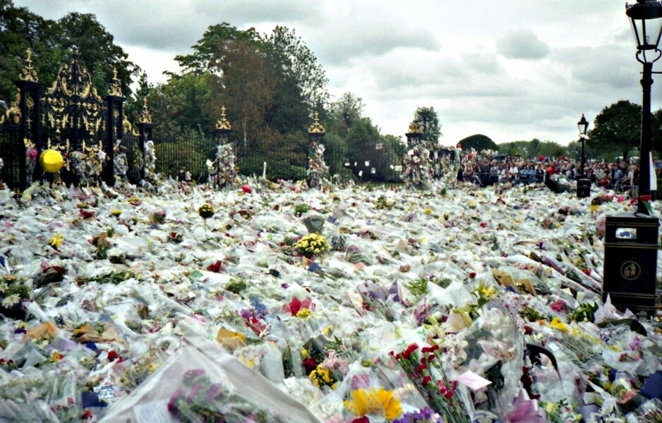 Most powerful images in history [content warning: distressing images]