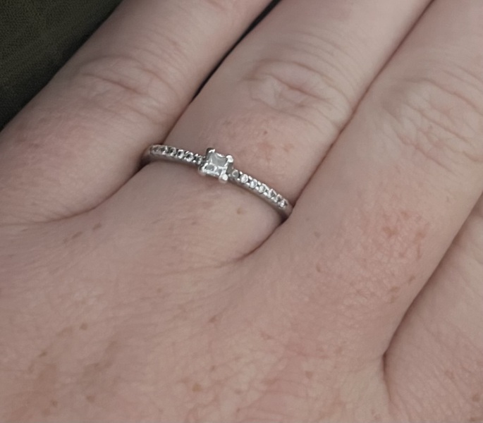 I don't like my engagement ring 😞 (pic)