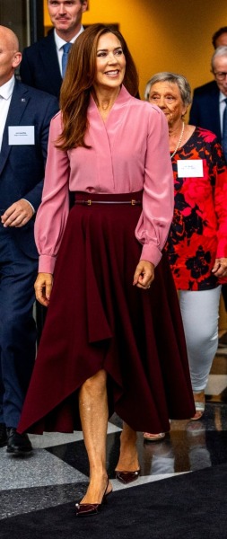 Royal Style: monkey nuts or emeralds? The discussion continues...