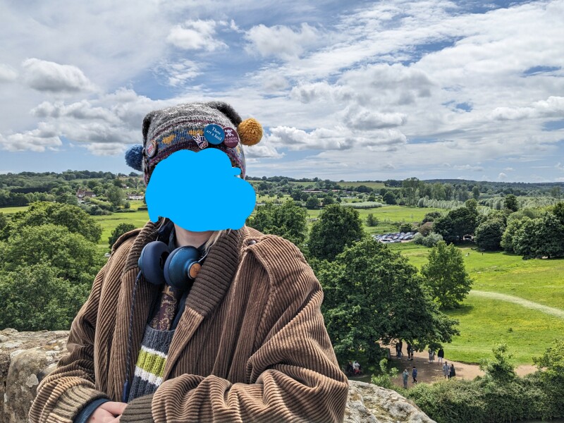 DD has left her favourite hat on the bus. Can you help me find a replacement?