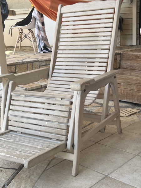 Help me find a chair!