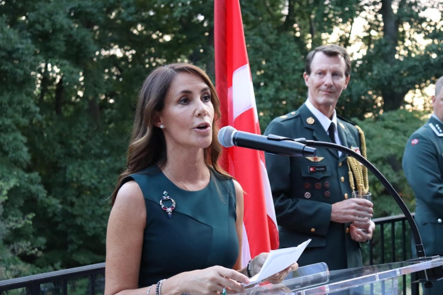 Royal Style: monkey nuts or emeralds? The discussion continues...