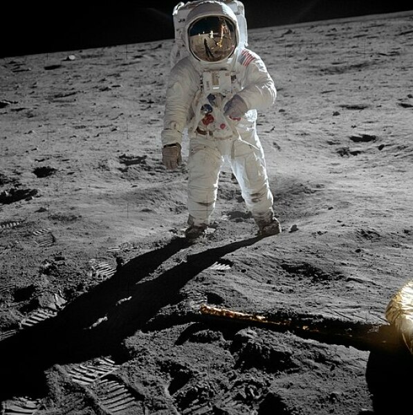 Most powerful images in history [content warning: distressing images]