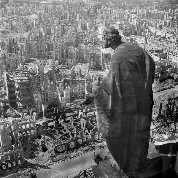 Most powerful images in history [content warning: distressing images]
