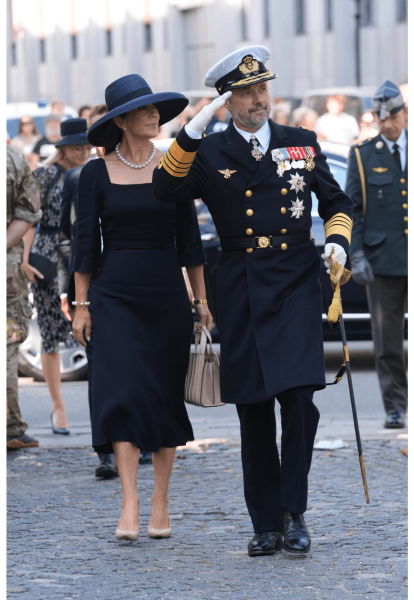 Royal Style: Diamonds are a Queen's best friend..