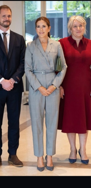 Royal Style: monkey nuts or emeralds? The discussion continues...