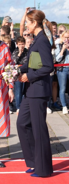 Royal Style: monkey nuts or emeralds? The discussion continues...