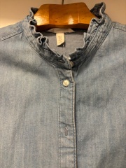Pale denim shirt - what to wear it with (photo)