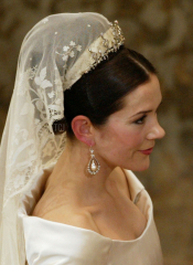 Royal Style: monkey nuts or emeralds? The discussion continues...