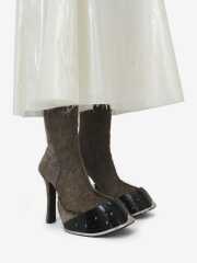 Les Parisiennes des Mamansnet: It's French charm, you know, beheaded people, red wine and blood all over the place - it's romantic, it's normal.