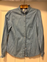 Pale denim shirt - what to wear it with (photo)