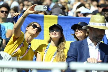 Royal Style: monkey nuts or emeralds? The discussion continues...