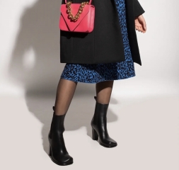 Les Parisiennes des Mamansnet: It's French charm, you know, beheaded people, red wine and blood all over the place - it's romantic, it's normal.