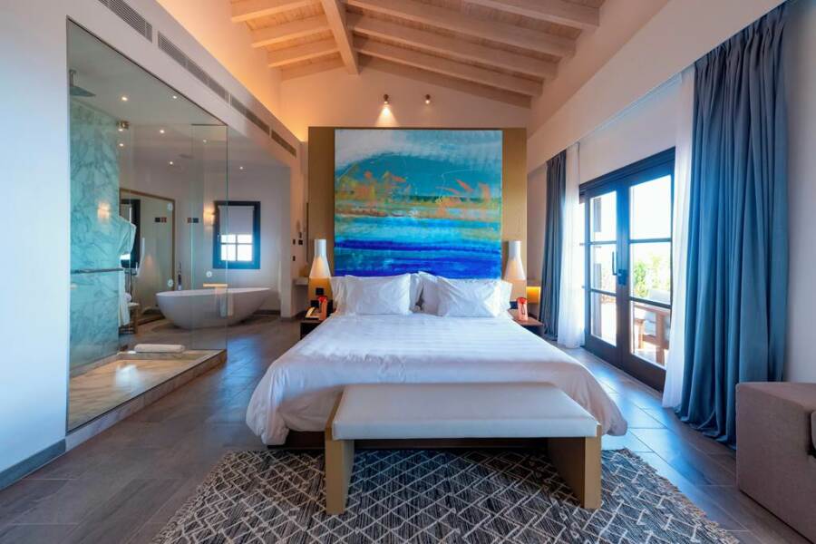 Hotels with semi-open bathrooms / glass panels