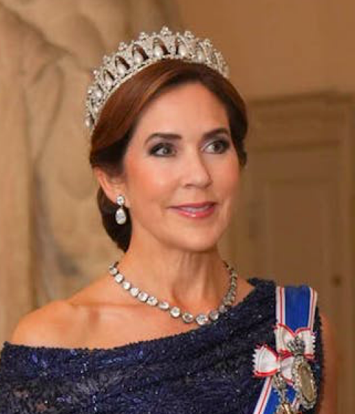 Royal Style: monkey nuts or emeralds? The discussion continues...