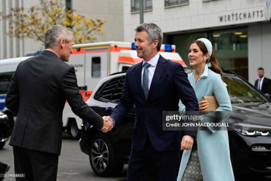 Royal Style: monkey nuts or emeralds? The discussion continues...