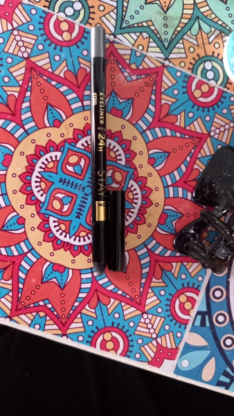 Avon eyeliner, please help