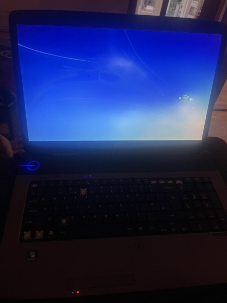 How to access photos on this old laptop