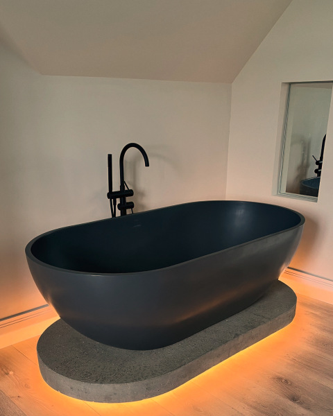 Hotels with semi-open bathrooms / glass panels