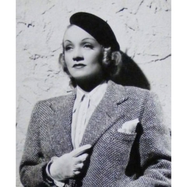 Lesbian mother of the bride outfit.