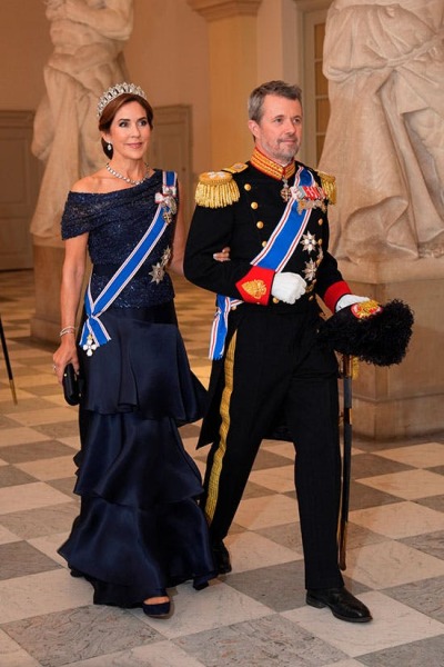 Royal Style: monkey nuts or emeralds? The discussion continues...