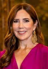 Royal Style: monkey nuts or emeralds? The discussion continues...