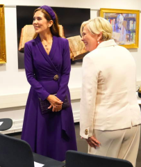 Royal Style: monkey nuts or emeralds? The discussion continues...