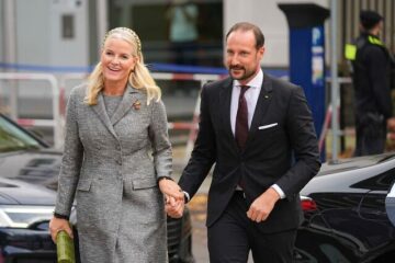 Royal Style: monkey nuts or emeralds? The discussion continues...