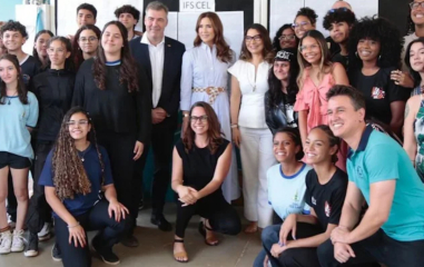 Royal Style: monkey nuts or emeralds? The discussion continues...