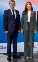 Royal Style: monkey nuts or emeralds? The discussion continues...