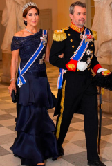 Royal Style: monkey nuts or emeralds? The discussion continues...