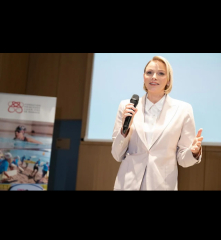 Royal Style: monkey nuts or emeralds? The discussion continues...