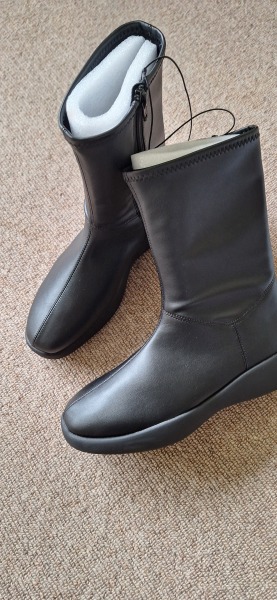 I got the jacket - can you help me with boots now please?