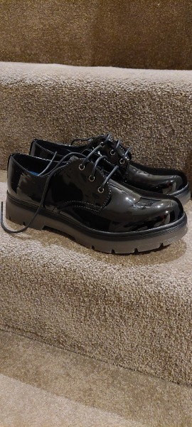 Ok what shoes can I wear with dresses and black tights that feel like trainers?