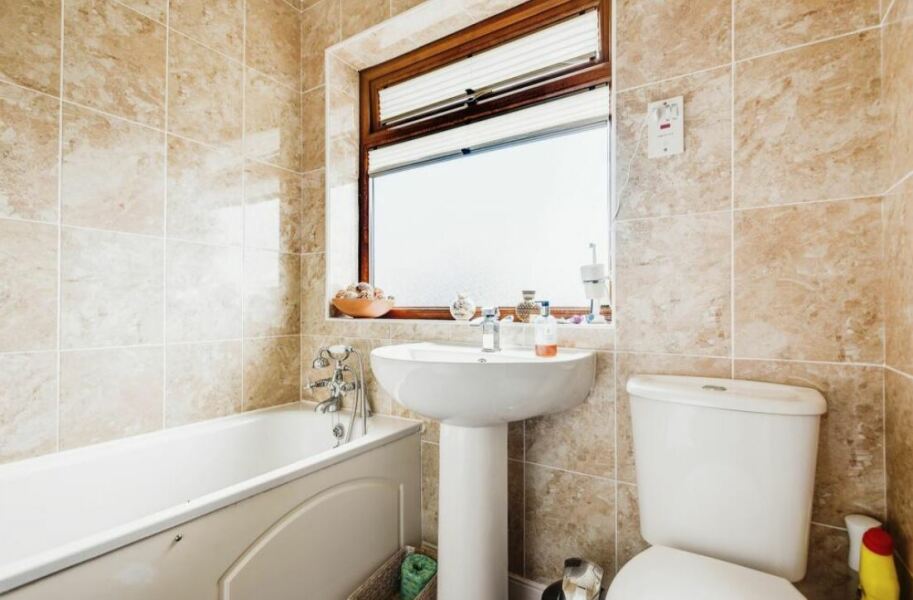 How to transform fully-tiled bathroom, cheaply DIY if poss...