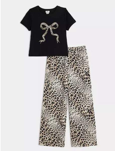 "Dress to impress" dress code for 9 year old girl